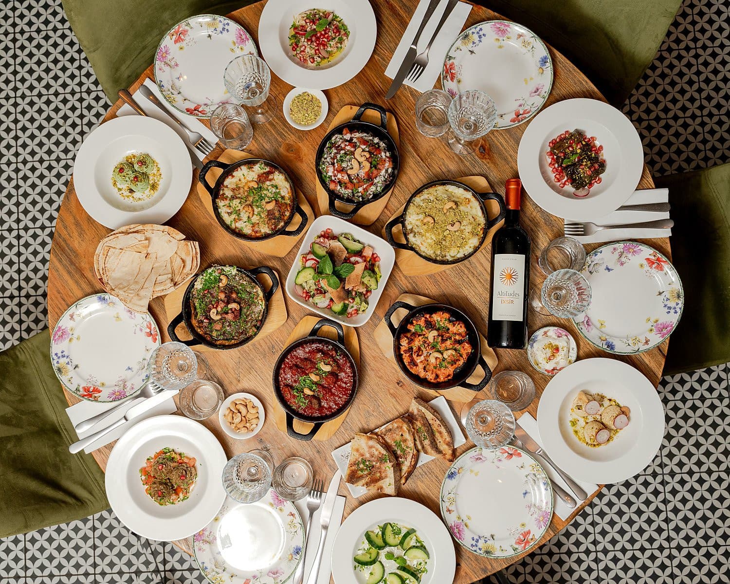 La table Madito — une farandole de mezzés et grillades