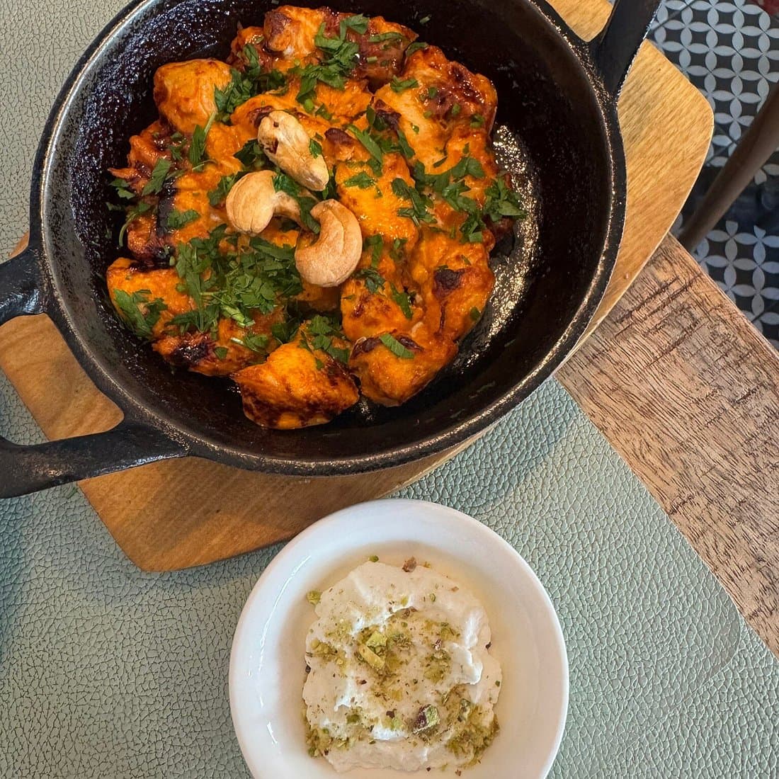 Taouk de poulet au plat en fonte, coriandre et noix de cajou